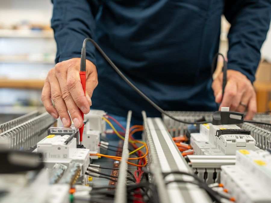 Contrôle et essais sur armoire électrique CINERGEC